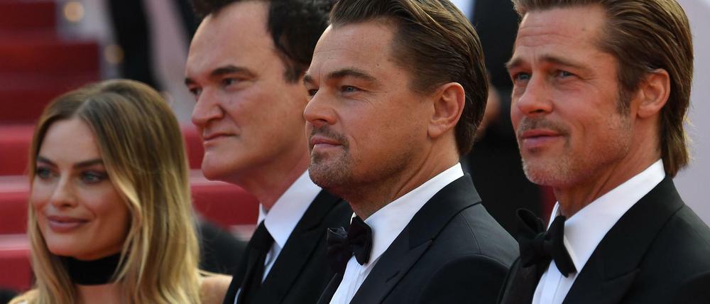 Was für ein Cast. Margot Robbie mit Regisseur Quentin Tarantino, Leonardo DiCaprio und Brad Pitt.