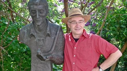 Versteckt zwischen Fliederbüschen: E.T.A.Hoffmann-Statue mit dem "Berlinologen" Michael Bienert.