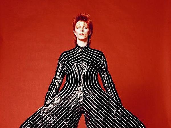 David Bowie im Yamamoto-Kostüm.