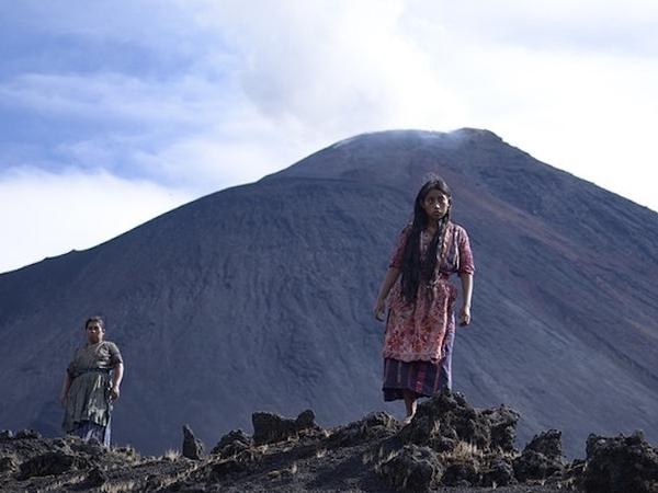 Die schwarze Vulkanlandschaft und die Trachten der Frauen, hier María (María Mercedes Coroy) mit ihrer Mutter Juana (María Telon), bilden einen starken Kontrast.