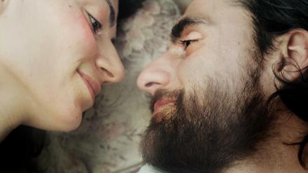 Zwischen zwei Welten. Eine Szene aus "After Spring Comes Fall", einem der nominierten Filme für die First Steps Awards 2015. In dem Drama geht eine Syrerin (Halima Ilter) für ihren schwerverletzten Mann (Murat Seven) an ihre Grenzen.