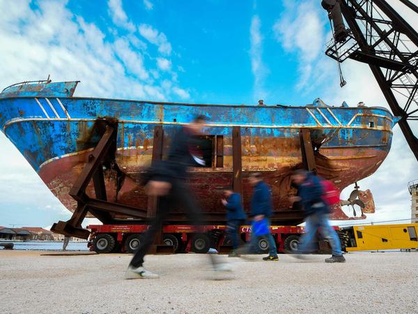 Auf diesem Fischerboot starben 2015 Hunderte von Flüchtlingen. Christoph Büchel hat im Arsenale ein Mahnmal daraus gemacht.