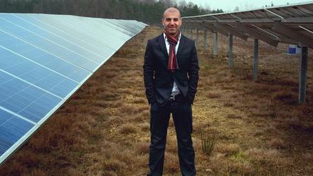 Amir Roughani ist ein erfolgreicher Unternehmer mit leichter Skepsis gegenüber der Energiewende. Aber das hindert ihn nicht daran, in den Wandel zu investieren. Mit seiner Geschichte trägt er den Energiewende-Film "Power to Change". 