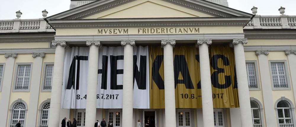 Blick auf das Fridericianum mit documenta-Banner zwischen den Säulen.