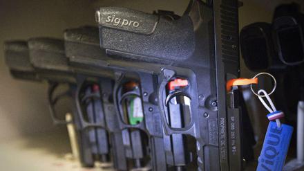 Pistolen der Marke Sig Sauer 9mm Parabellum im Direktorium einer französischen Polizeistation. 