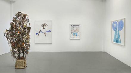 Tanz im Raum. Ausschnitt der Ausstellung mit einem Aquarell von María Magdalena (links).