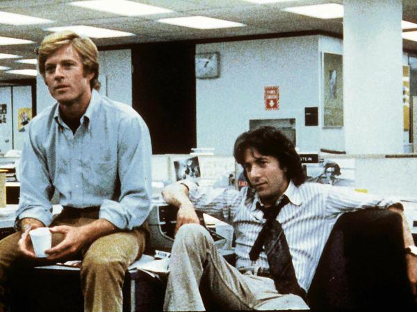 Unvergessen: Robert Redford und Dustin Hoffman (r.) in "Die Unbestechlichen" - als die beiden Journalisten, die mit der Enthüllung des Watergate-Skandals Richard Nixon stürzen. 