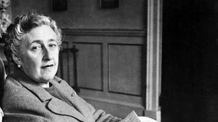 Agatha Christie mit Notizen in der Hand