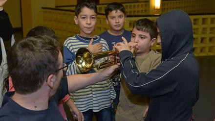 Laut und luftig. Beim Open House vor Beginn der Kulturradio-Kinderkonzerte dürfen alle mal probieren, ob Harfe, Kontrabass oder Trompete.