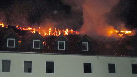 Feindselige Umgebung. Das brennende Dach des geplanten Ayslbewerberheims in Tröglitz (Sachsen-Anhalt) in der Nacht zum 4. April 2015.