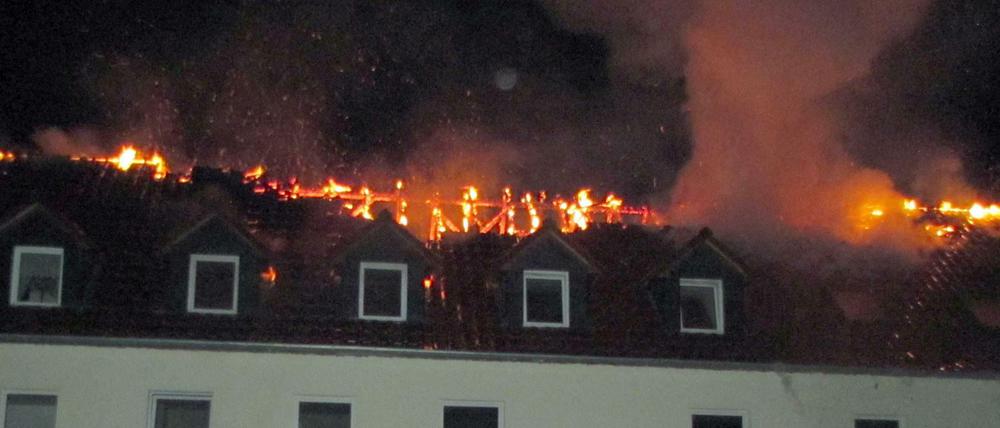 Feindselige Umgebung. Das brennende Dach des geplanten Ayslbewerberheims in Tröglitz (Sachsen-Anhalt) in der Nacht zum 4. April 2015.