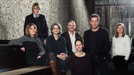 Die Jury (v.l.) Dorothea Marcus, Christian Rakow, Shirin Sojitrawalla, Andreas Klaeui, Eva Behrendt, Wolfgang Höbel und Margarete Affenzeller. 