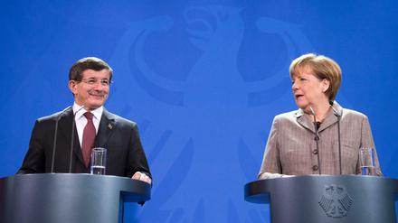 Bundeskanzlerin Angela Merkel und der Ministerpräsident der Türkei, Ahmet Davutoglu, Anfang 2015 bei einer Pressekonferenz im Bundeskanzleramt in Berlin.