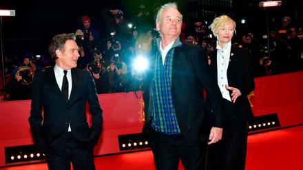 Die "Isle of Dogs"-Schauspieler Bryan Cranston, Bill Murray and Tilda Swinton (v.li.) auf dem roten Teppich vor dem Berlinale-Palast.