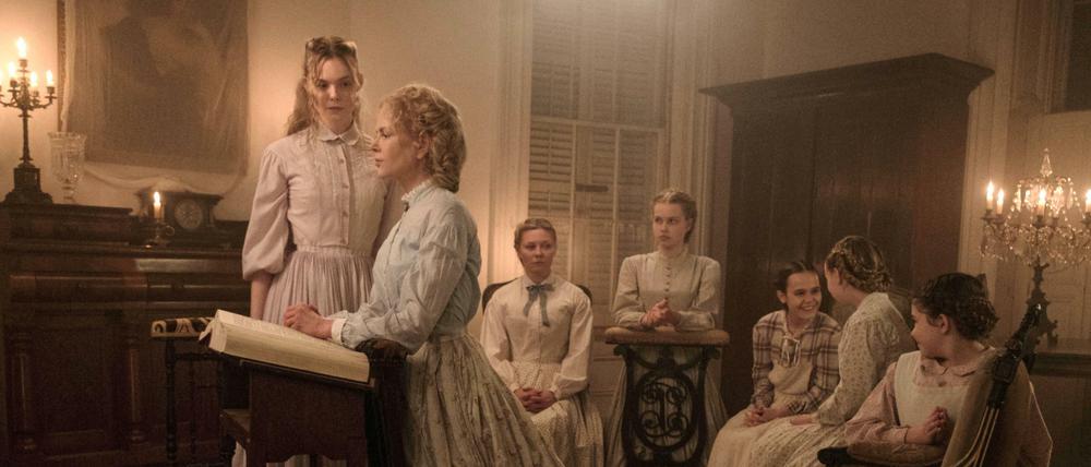 Im Mädchenpensionat. Virgina anno 1864 versammeln sich Martha Farnsworth (Nicole Kidman) und ihre Schülerinnen zum Abendgebet.