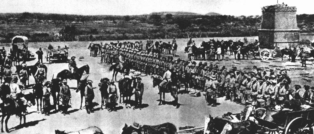 Vor dem Abmarsch in den Kampf gegen die aufständischen Hereros in Deutsch-Südwestafrika wird die 2. Marine-Feldkompanie eingesegnet. In der Schlacht am Waterberg und während der darauf folgenden Vertreibung in die Omaheke-Wüste waren 1904 rund zwei Drittel des Herero-Volkes gestorben. 