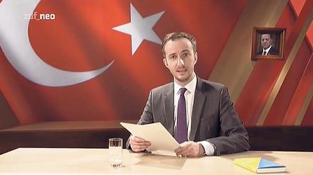 Vor türkischer Flagge: Jan Böhmermann trägt am 31. März im ZDF sein Schmähgedicht vor. . 