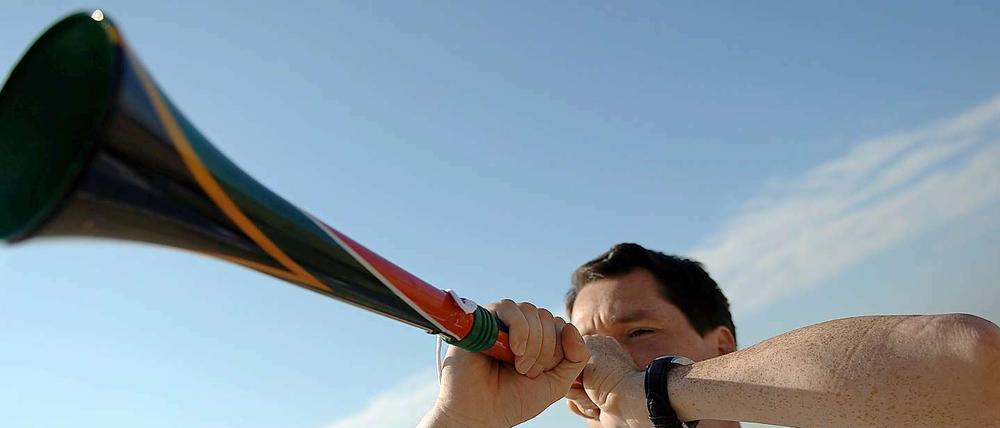 Ein Fan bläst beim Spiel Deutschland - Australien in die Vuvuzela.