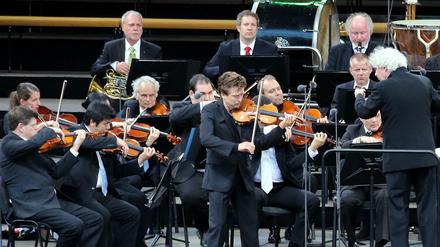 Die Philharmoniker unter ihrem langjährigen Chefdirigenten Simon Rattle (hier beim Konzert in der Waldbühne) betreiben Imagepflege für Deutschland.