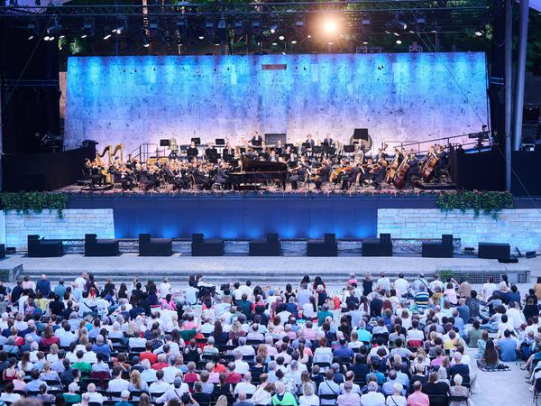Die Berliner Philharmoniker geben ihr Saison-Abschlusskonzert traditionell in der Berliner Waldbühne.