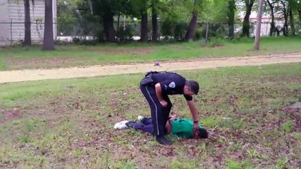 Handyfilm als Beweis. Ein Polizist in South Carolina legt auf Walter Scott an, schießt ihm in den Rücken. Der Beamte ist wegen Mordes angeklagt.