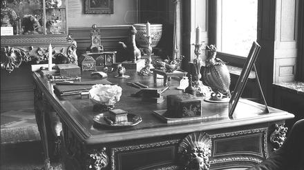 Blick in einen Raum im Rothschild-Palais mit Teilen seiner Sammlung, wenige Tage nach dem NS-verfolgungsbedingten Verkauf der Kunstsammlung an die Stadt Frankfurt im November 1938.