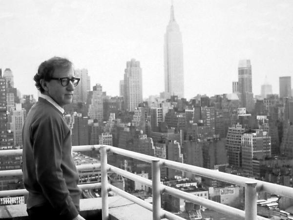 Der gebürtige New Yorker hat über 50 Filme (je nach Zählweise) als Regisseur und Drehbuchautor ins Kino gebracht. Viele seiner Werke spielen in seiner geliebten Heimatstadt.
