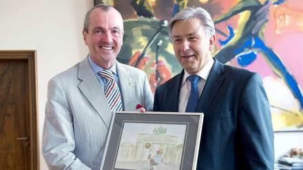 Im Dienst der Kunst? Berlins Regierender Bürgermeister überreicht US-Botschafter Philip D. Murphy zum Abschied ein Bild als Geschenk, am 4. Juli im Roten Rathaus. 
