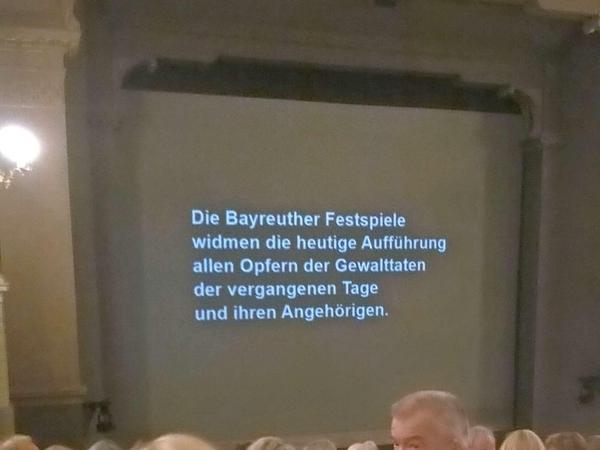 Vor dem Beginn der Vorstellung wurde in Bayreuth allen Opfern der Gewalttaten der vergangenen Tage gedacht.