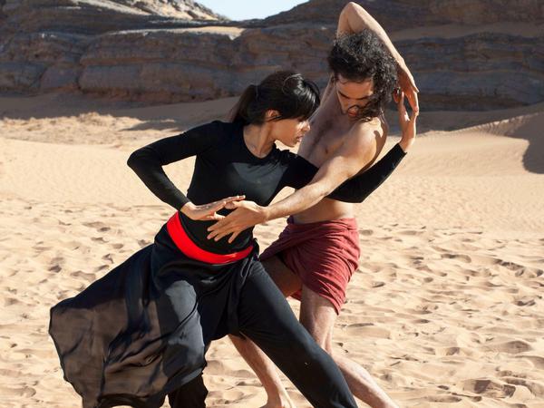 Wer bist du wirklich? Elaheh (Freida Pinto) und Afshin (Reece Ritchie) führen im Film ihren Tanz in der iranischen Wüste auf, wo Sittenwächter sie nicht sehen.
