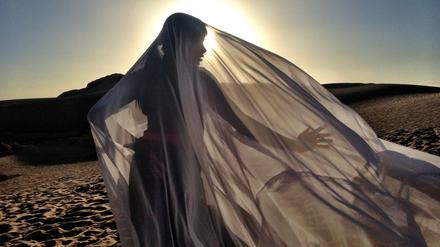Schleierhaft: Tanz in der iranischen Wüste.