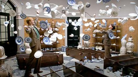 Szene aus "Cloud Atlas", dem mit 14,55 Millionen Euro Fördergeldern höchstsubventionierten deutschen Film in den Jahren 2010 bis 2012: Rufus Sixsmith (James d'Arcy) und Robert Frobisher (Ben-Whishaw) im Porzellanregen