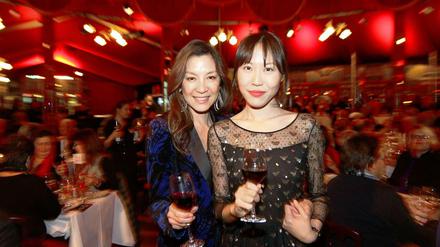 Schauspielerin Michelle Yeoh (links) und Regisseurin Gina Kim des Films "Final Recipe" bei der Eröffnungsnacht des Kulinarischen Kinos 