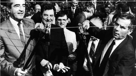 Ruf nach Freiheit. Der ungarische Außenminister Gyula Horn (r.) und sein österreichischer Amtskollege Alois Mock durchtrennen am 27. Juni 1989 ein Stück des Eisernen Vorhangs. Ungarn gehört für Kritiker inzwischen zu den "defekten Demokratien" des ehemaligen Ostblocks.