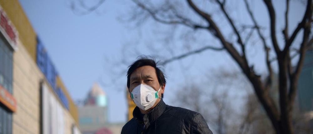 Die moderne Form des chinesischen Gesichtsverlusts: Ein Mann schützt sich am 23. Dezember 2015 in Peking mit einer Maske vor dem Smog. 
