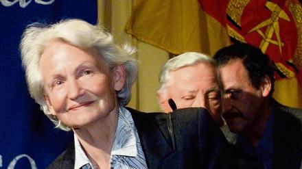Margot Honecker im Oktober 2000 während einer Veranstaltung in Chile aus Anlass des Erscheinens eines Buches über sie, das der frühere Generalsekretär der KP Chiles, Luis Corvalan, über sie geschrieben hatte. 