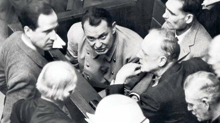 Die Hauptangeklagten. Hermann Göring, Rudolf Heß, Joachim von Ribbentrop und Wilhelm Keitel am 13. Februar 1946. Foto: dpa