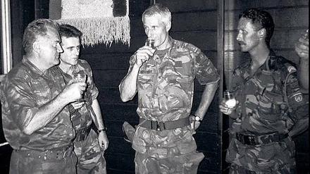 UN-Beobachtung. Ratko Mladic (links) stößt mit dem Niederländer Thomas Karremans (zweiter von rechts) am 12. Juli 1995 an. 