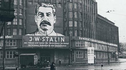 Um 1950 zeigt das „Haus der Einheit“ in Ost-Berlin, Sitz von ZK und Politbüro der SED, ein Riesenplakat mit dem Bild Stalins. Foto: picture alliance/ullstein bild