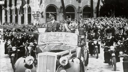 Diktatoren lieben das Bad in der Menge. Das Bild zeigt Hitler (l.) und Mussolini im offenen Wagen beim Besuch in Italien 1938.