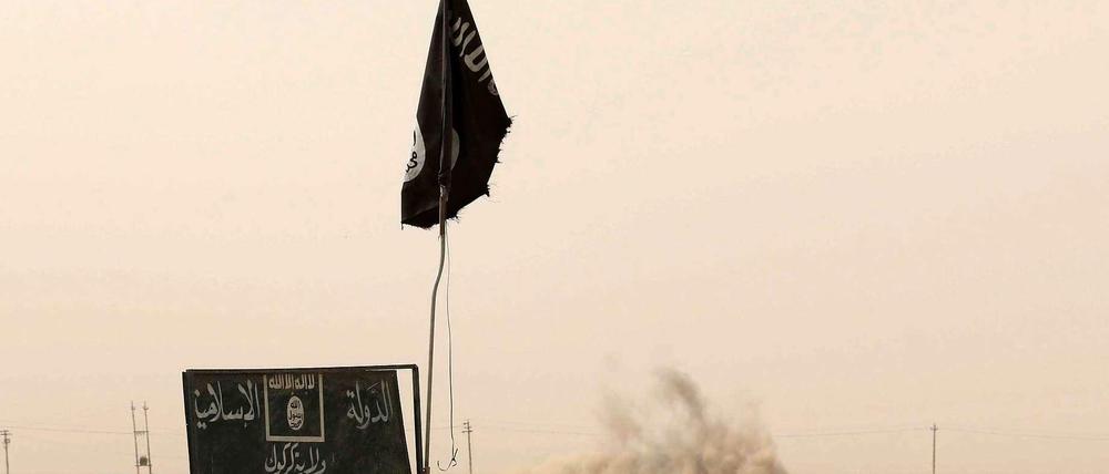 Fahne des "Islamischen Staat" (IS) in der Nähe von Kirkuk. 