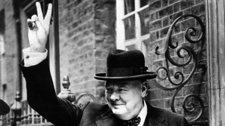 Der britische Premierminister Winston Churchill vor Downing Street No 10 in London (Archivfoto von 1943). 