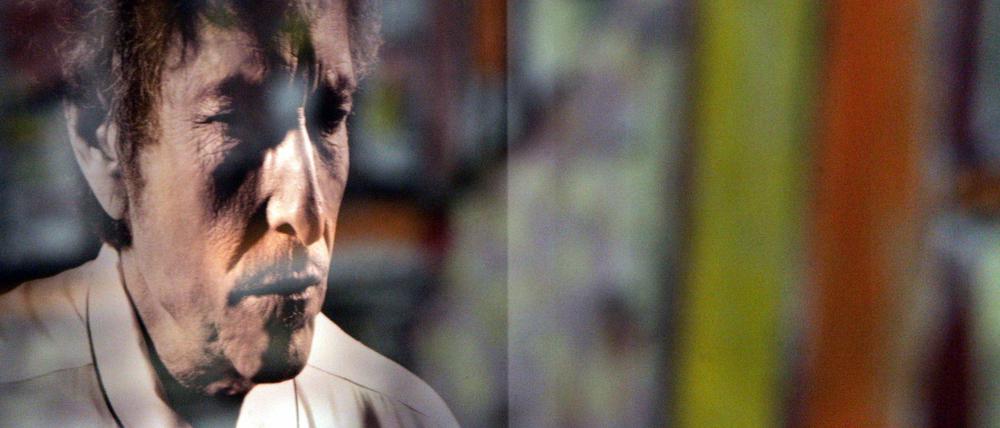 Ein Selbstporträt Bob Dylans spiegelt sich in einem Aquarell in der Ausstellung "Bob Dylan - The Drawn Blank Series".