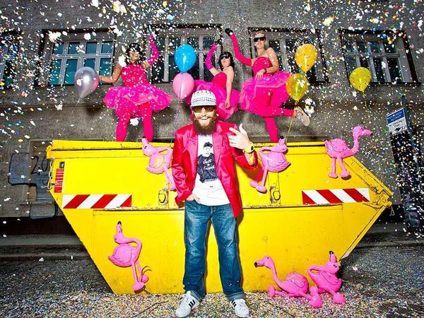 Der König Midas des Rap, MC Fitti, macht Trash zu Kult: nur echt mit Konfetti und Flamingomädchen.