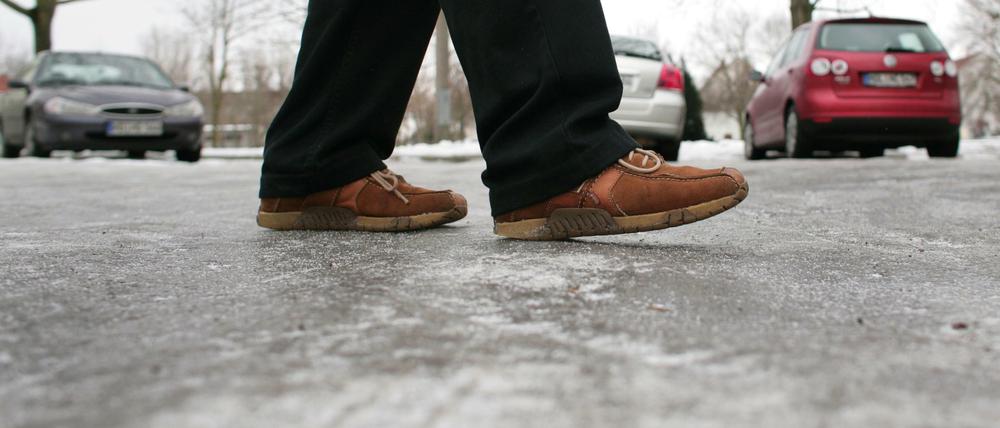 Jedes Jahr das gleiche Spiel: der Winter kommt überraschend. Doch was tun, wenn die Schuhkrallen noch im Geschäft liegen?