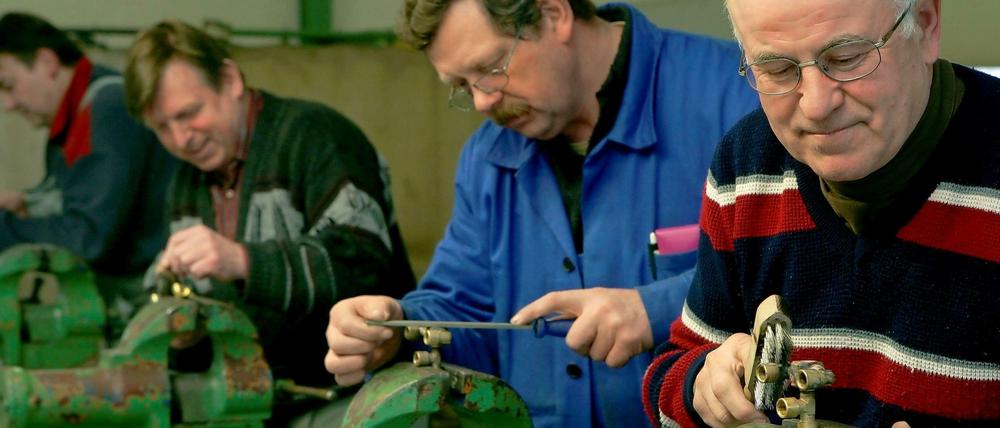 Über 50-Jährige werden in Finsterwalde für ihren neuen Arbeitsplatz in der "Fabrik für Ältere" ausgebildet.