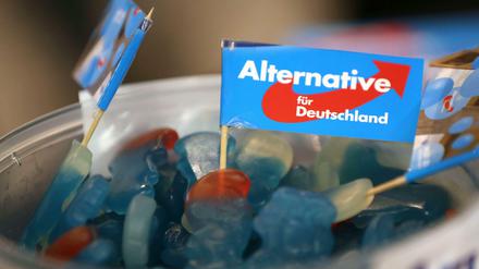 Schlümpfe für Schland: Süßigkeiten und Parteifähnchen der rechtspopulistischen "Alternative für Deutschland" zur Europawahl.