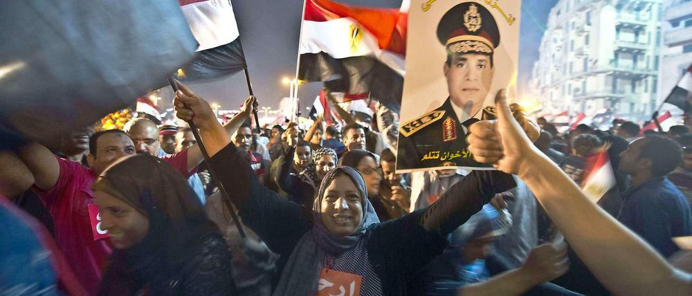 Jubelnde Ägypter nach dem Sturz Mursis. Ein Rückschritt für die politische Transformation in Ägypten, meint Volker Perthes.