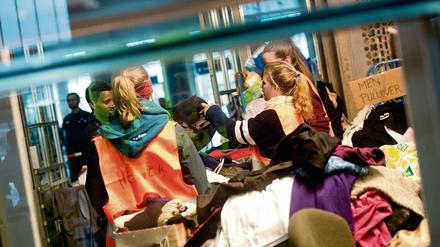 Helfer heißen Neuankömmlinge am Hauptbahnhof in München willkommen und statten sie mit dem Nötigsten aus.