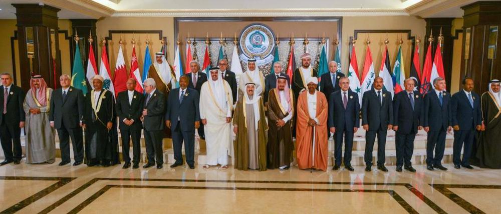 Regierungsführer und -vertreter der arabischen Staaten posieren für ein Gruppenfoto beim Gipfel der Arabischen Liga in Kuwait am 25.03.2014.